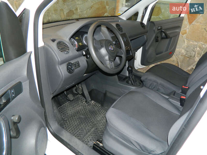 Грузовой фургон Volkswagen Caddy 2011 в Почаеве