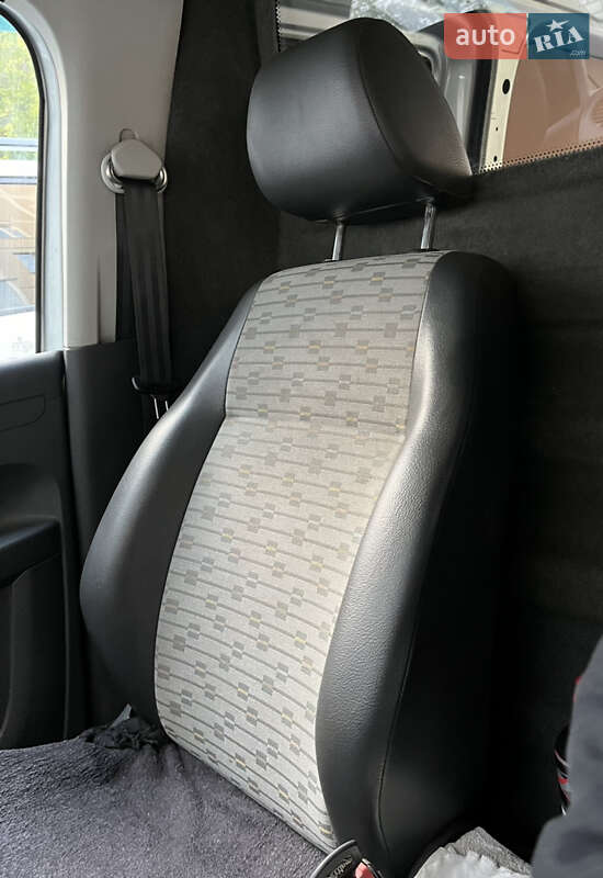 Вантажний фургон Volkswagen Caddy 2012 в Кременчуці