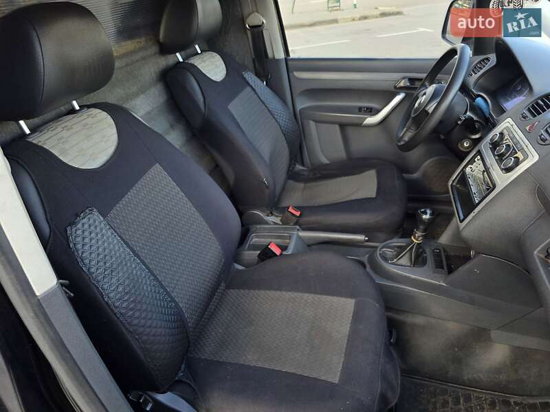 Вантажний фургон Volkswagen Caddy 2012 в Тернополі