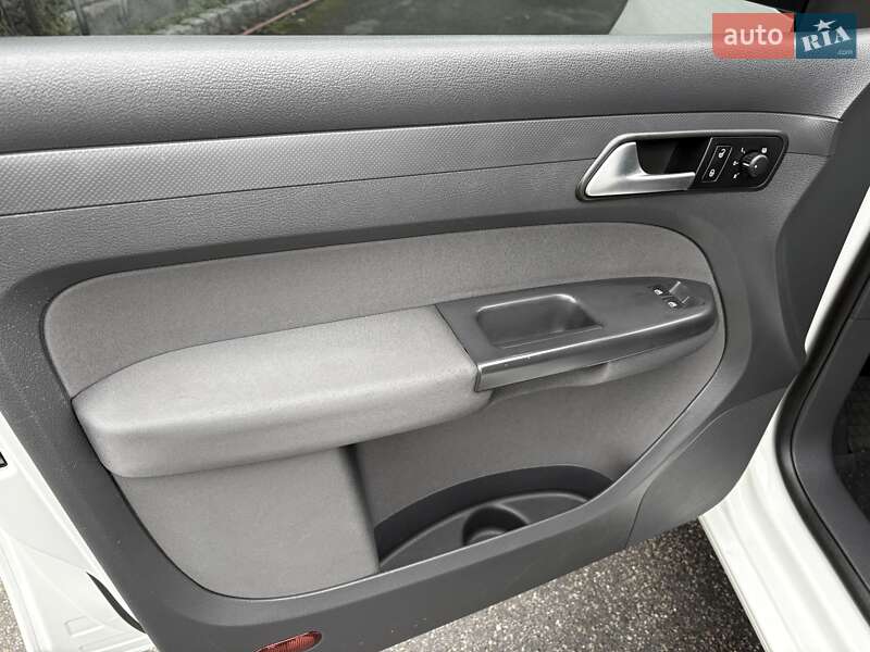 Минивэн Volkswagen Caddy 2015 в Киеве фото 14 Минивэн Volkswagen Caddy 2015 в Киеве