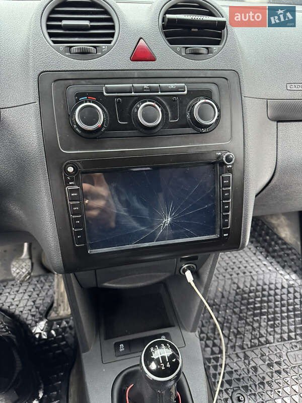 Вантажний фургон Volkswagen Caddy 2011 в Сарнах