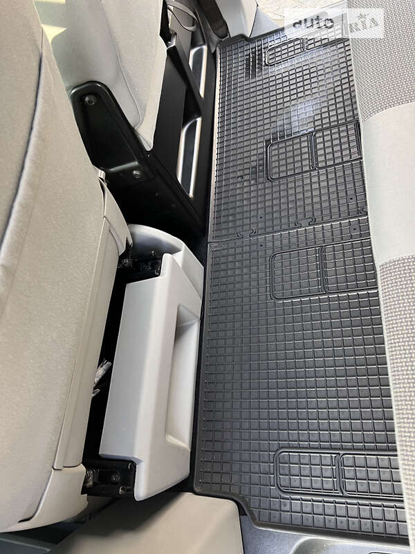 Минивэн Volkswagen Caravelle 2014 в Каменец-Подольском фото 45 Минивэн Volkswagen Caravelle 2014 в Каменец-Подольском