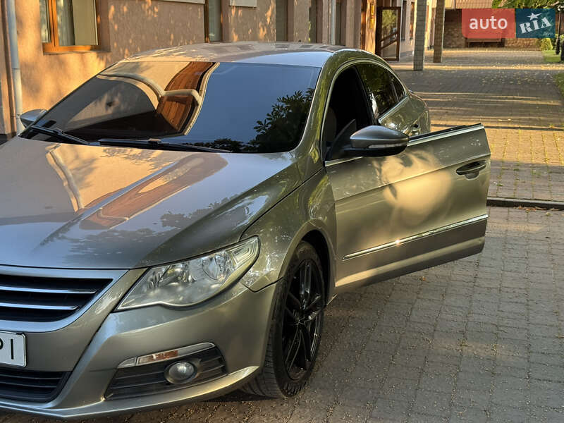 Купе Volkswagen CC / Passat CC 2010 в Брошневе-Осаде