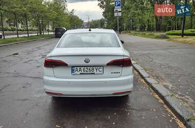 Седан Volkswagen e-Bora 2020 в 