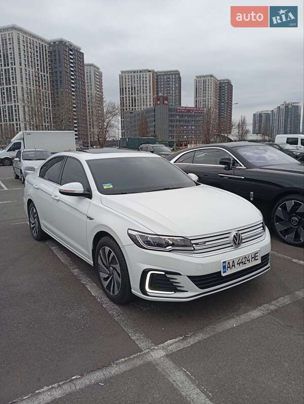 Седан Volkswagen e-Bora 2019 в 