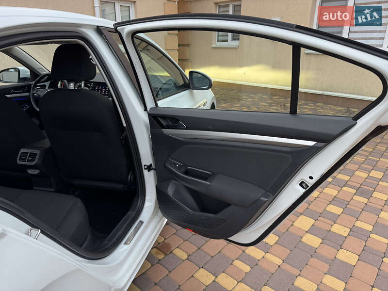 Седан Volkswagen e-Bora 2019 в Києві