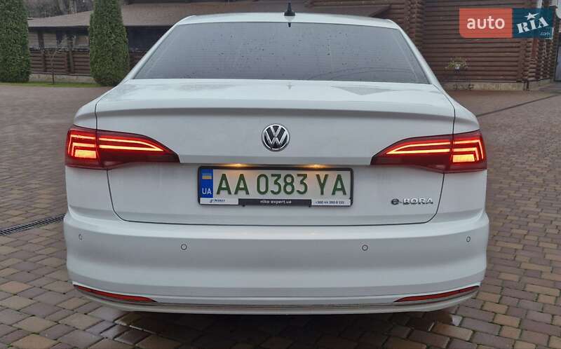 Седан Volkswagen e-Bora 2020 в Городищеві