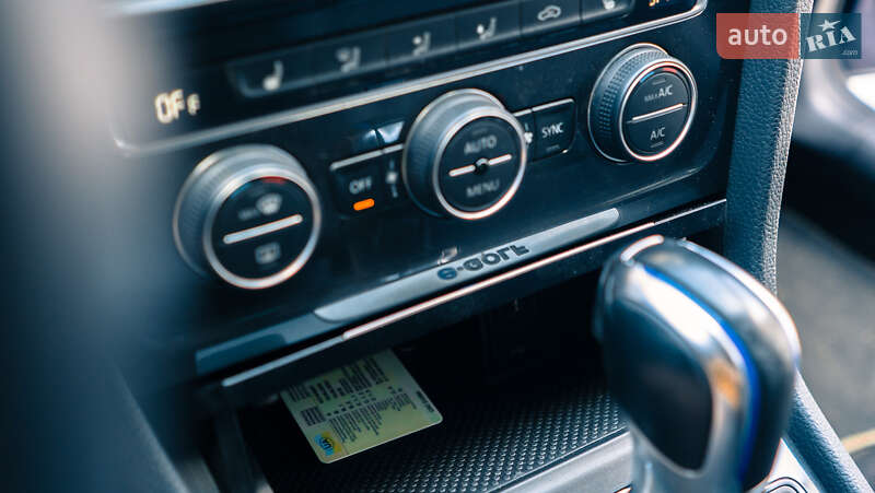 Хэтчбек Volkswagen e-Golf 2019 в Ужгороде