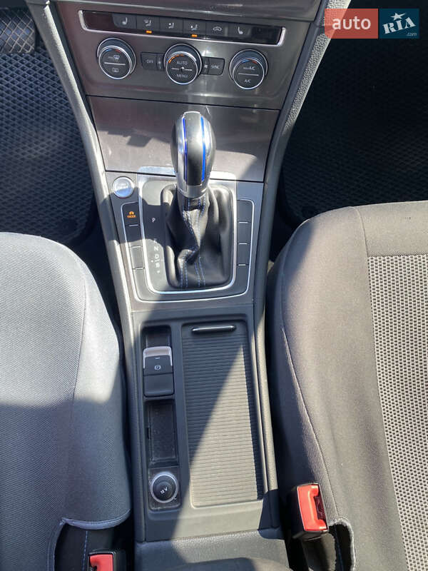 Хэтчбек Volkswagen e-Golf 2016 в Тернополе фото 19 Хэтчбек Volkswagen e-Golf 2016 в Тернополе