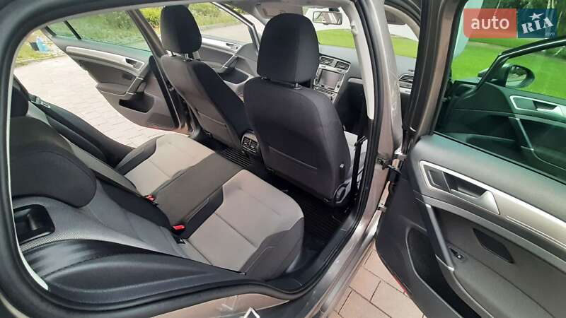 Хэтчбек Volkswagen e-Golf 2015 в Киеве