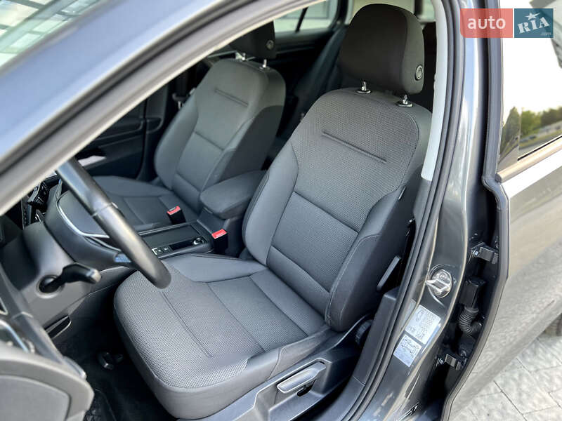 Хэтчбек Volkswagen e-Golf 2017 в Новояворовске