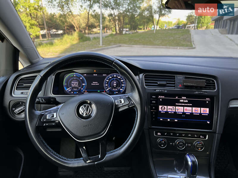 Хэтчбек Volkswagen e-Golf 2017 в Новояворовске