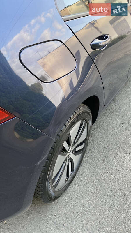 Хетчбек Volkswagen e-Golf 2016 в Києві