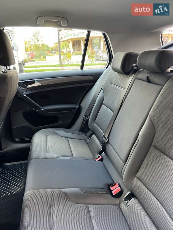 Хетчбек Volkswagen e-Golf 2017 в Софіївській Борщагівці