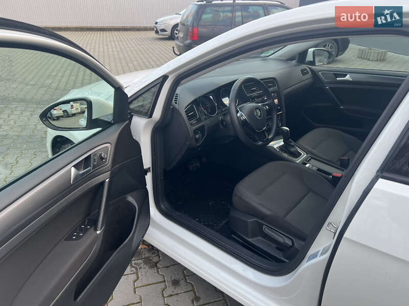 Хэтчбек Volkswagen e-Golf 2020 в Новоселице