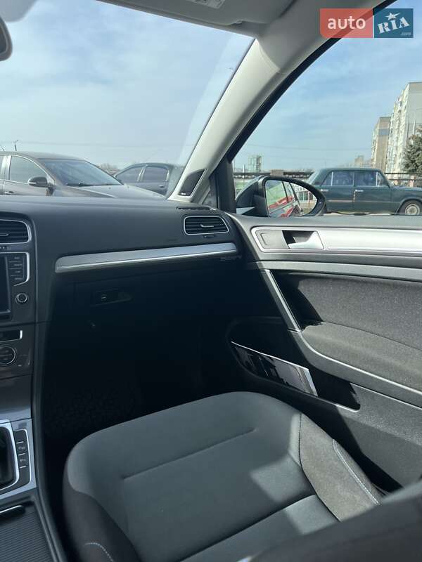 Хэтчбек Volkswagen e-Golf 2015 в Кропивницком