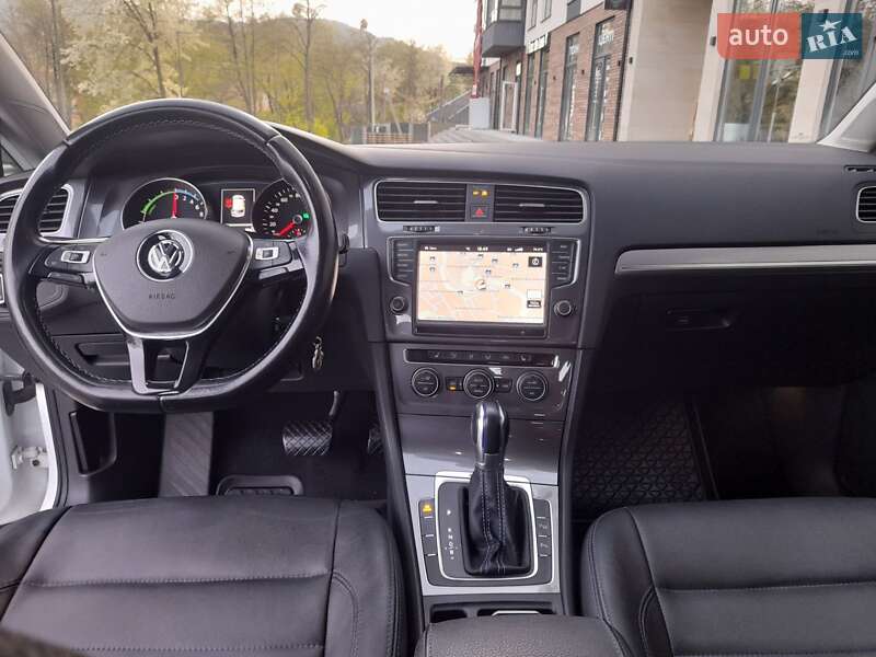 Хетчбек Volkswagen e-Golf 2014 в 