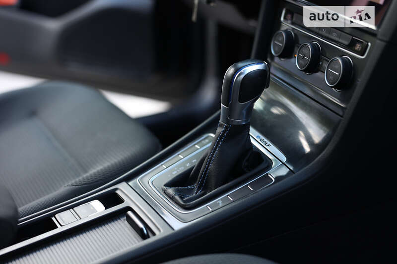 Хетчбек Volkswagen e-Golf 2019 в Житомирі