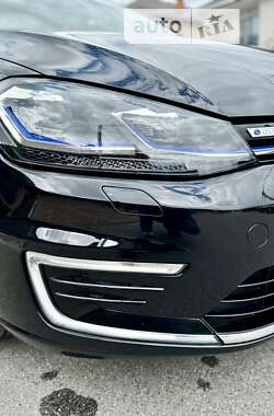 Хэтчбек Volkswagen e-Golf 2019 в 