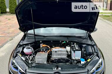 Хэтчбек Volkswagen e-Golf 2019 в 