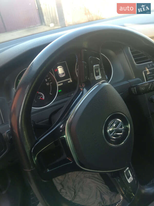 Хэтчбек Volkswagen e-Golf 2015 в Киеве фото 7 Хэтчбек Volkswagen e-Golf 2015 в Киеве