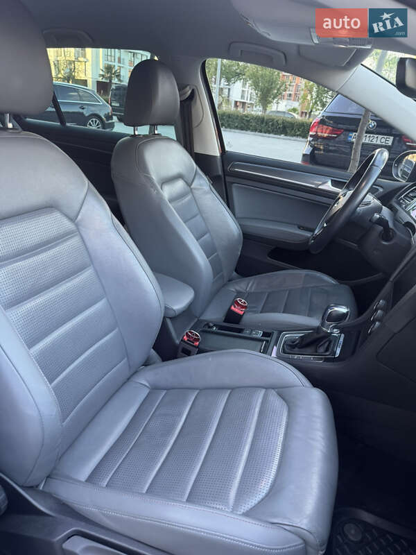 Хэтчбек Volkswagen e-Golf 2017 в Ужгороде