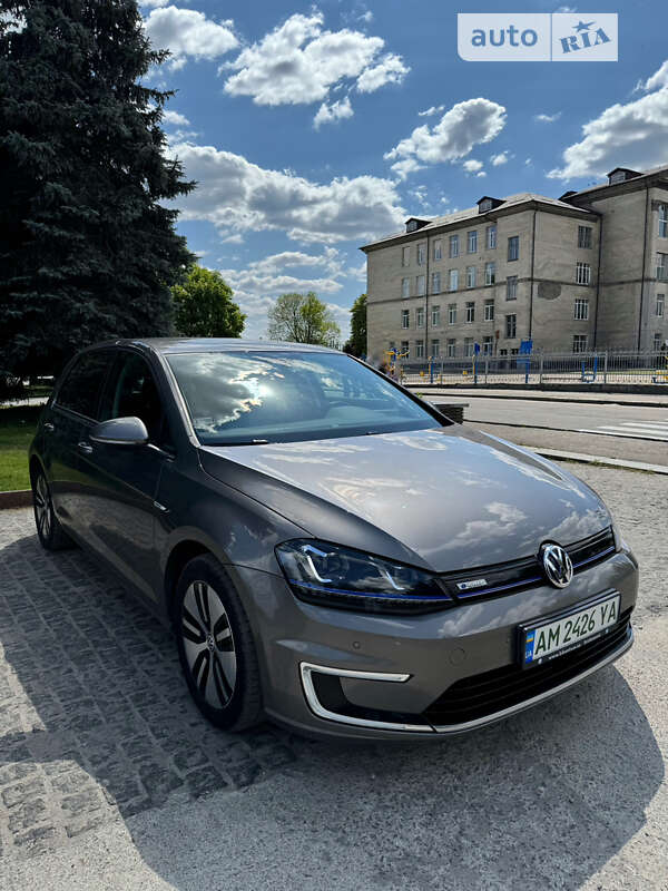Хэтчбек Volkswagen e-Golf 2015 в Коростышеве