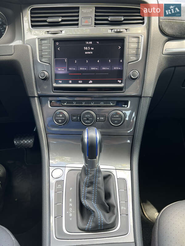 Хетчбек Volkswagen e-Golf 2015 в Києві