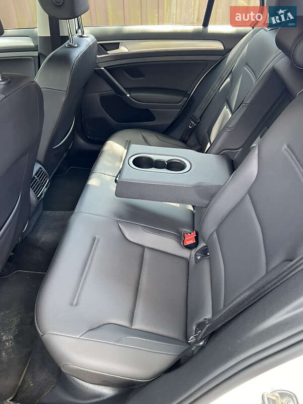 Хетчбек Volkswagen e-Golf 2015 в Києві