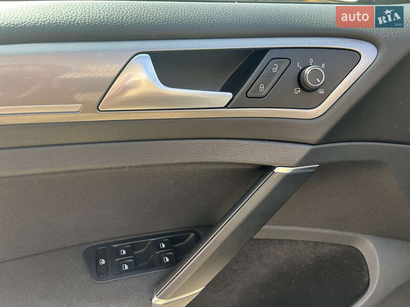 Хэтчбек Volkswagen e-Golf 2015 в Львове фото 12 Хэтчбек Volkswagen e-Golf 2015 в Львове