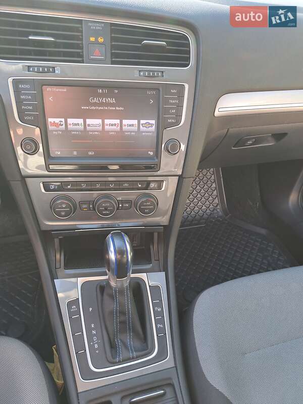 Хэтчбек Volkswagen e-Golf 2015 в Березному