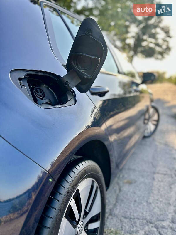Хетчбек Volkswagen e-Golf 2015 в Дніпрі