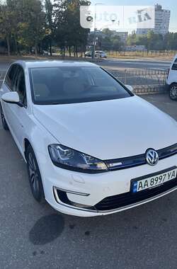 Хетчбек Volkswagen e-Golf 2016 в Києві