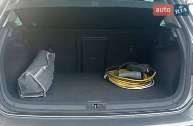 Хэтчбек Volkswagen e-Golf 2015 в Вишневом