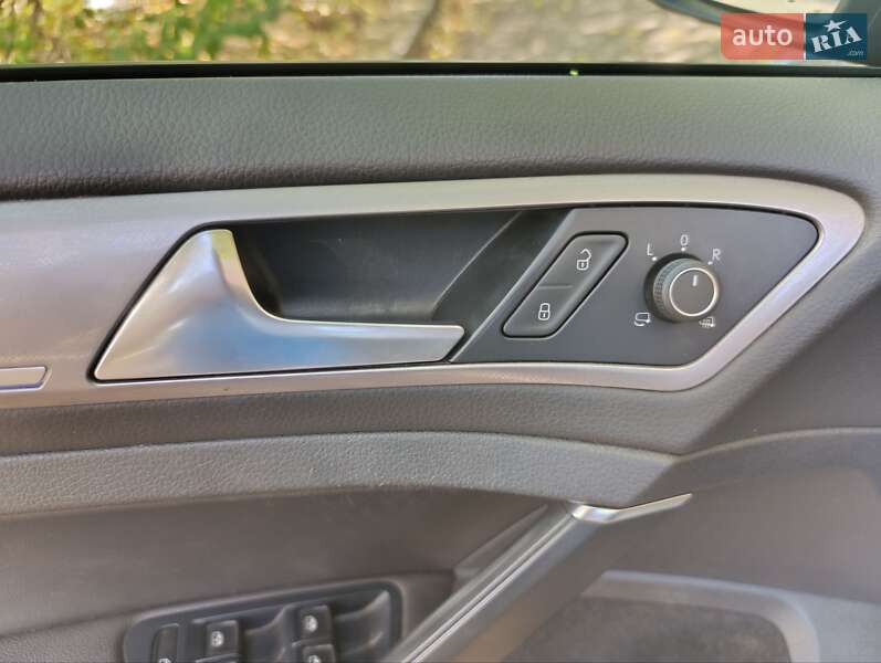 Хэтчбек Volkswagen e-Golf 2015 в Кривом Роге