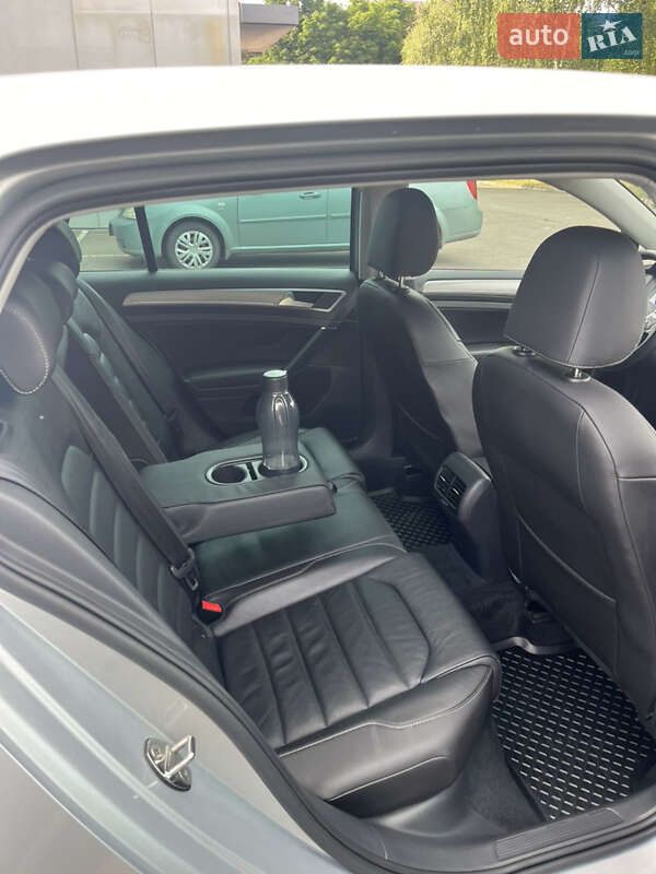 Хэтчбек Volkswagen e-Golf 2016 в Кривом Роге