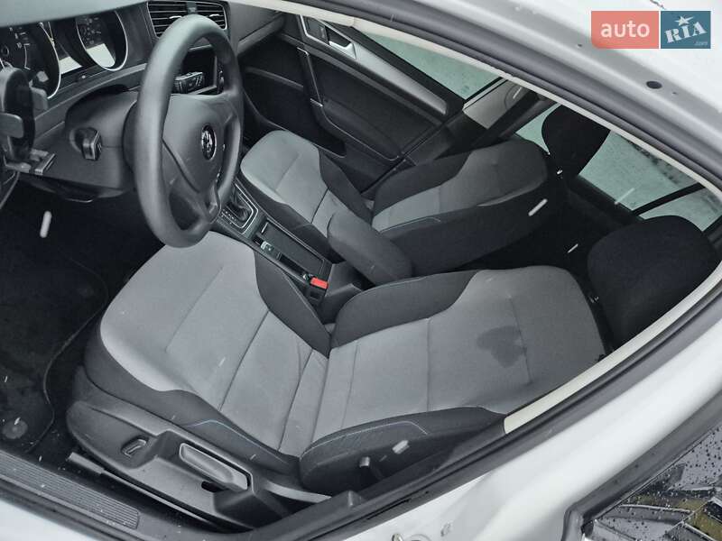 Хетчбек Volkswagen e-Golf 2015 в Івано-Франківську