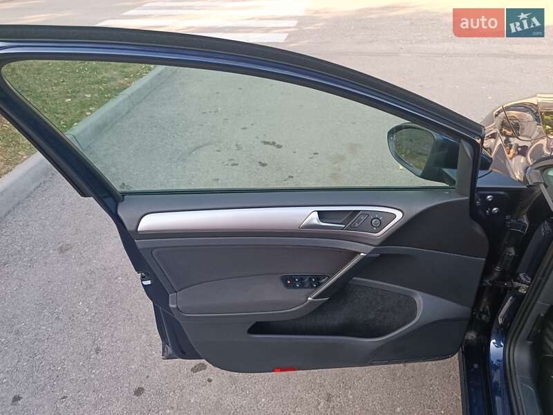 Хетчбек Volkswagen e-Golf 2016 в Дніпрі