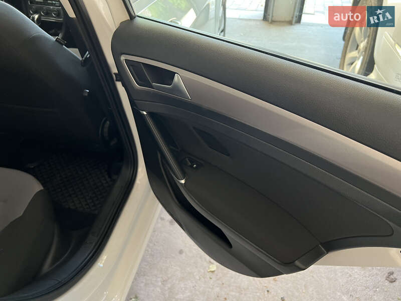 Хетчбек Volkswagen e-Golf 2016 в Дніпрі