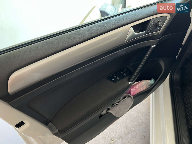 Хетчбек Volkswagen e-Golf 2016 в Дніпрі