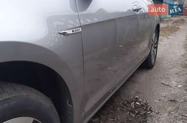 Хетчбек Volkswagen e-Golf 2018 в 