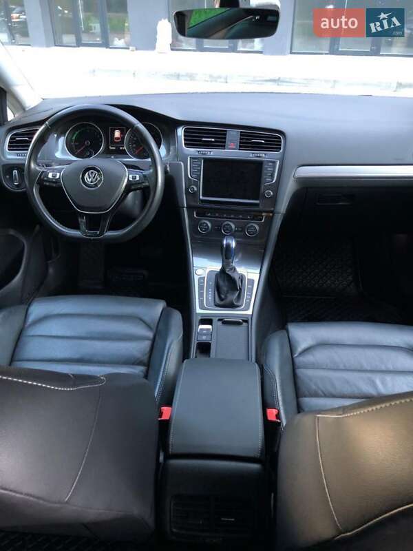 Хэтчбек Volkswagen e-Golf 2016 в Новояворовске