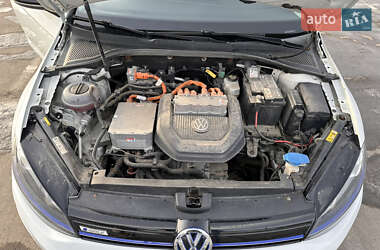Хэтчбек Volkswagen e-Golf 2014 в 