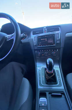 Хэтчбек Volkswagen e-Golf 2015 в 