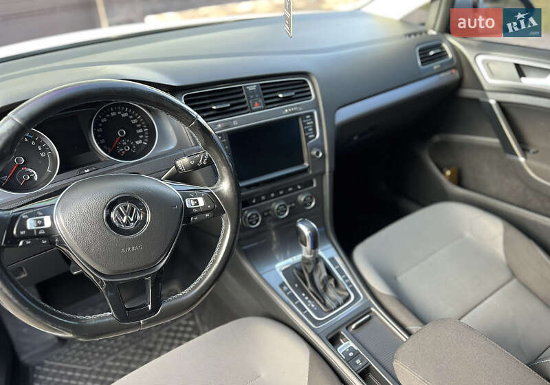 Хэтчбек Volkswagen e-Golf 2015 в Ивано-Франковске
