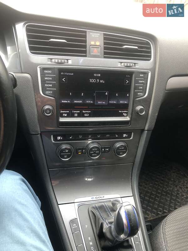 Хетчбек Volkswagen e-Golf 2015 в Ужгороді