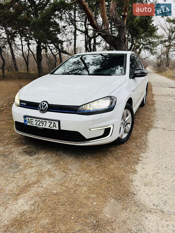 Хетчбек Volkswagen e-Golf 2016 в Дніпрі