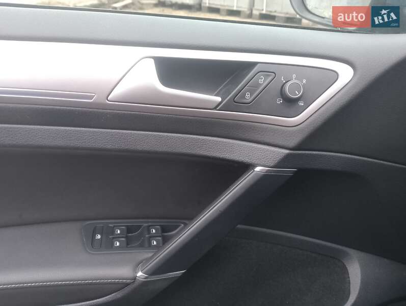 Хэтчбек Volkswagen e-Golf 2015 в Звягеле фото 13 Хэтчбек Volkswagen e-Golf 2015 в Звягеле