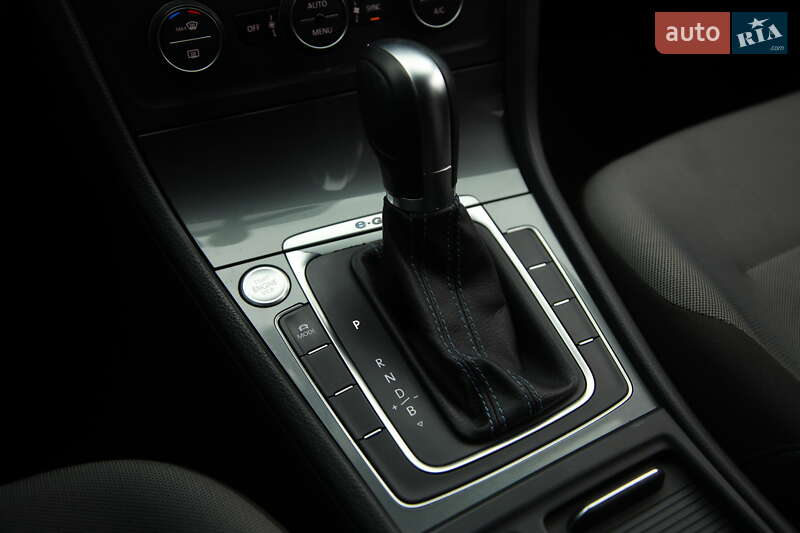 Хэтчбек Volkswagen e-Golf 2016 в Харькове