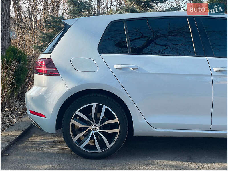 Хэтчбек Volkswagen e-Golf 2018 в Киеве